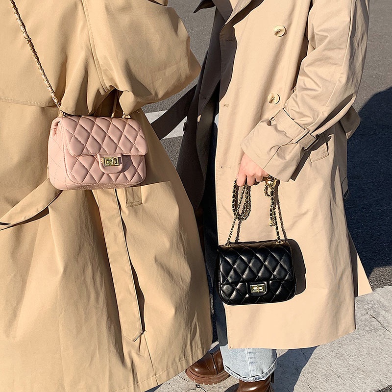 Túi đeo chéo IELGY chuỗi dây xích màu vàng họa tiết sọc hình thoi nhỏ gọn thời trang dành cho nữ