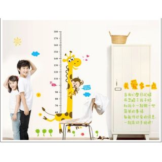 Decal hươu cao cổ đo chiều cao cho bé