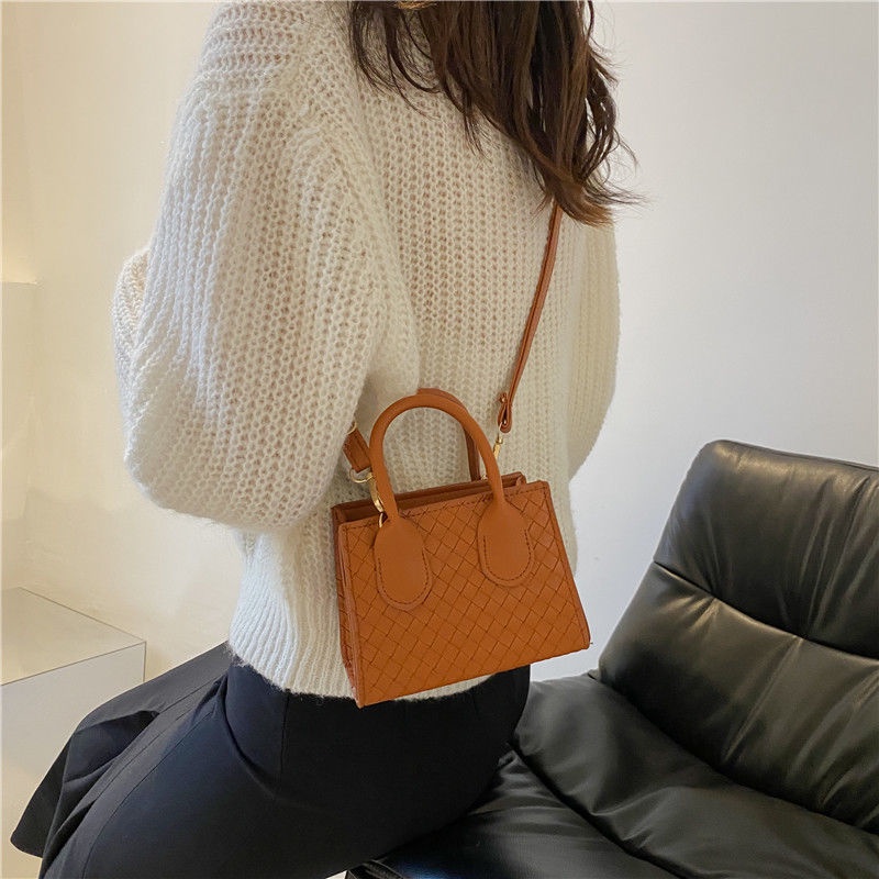 Túi đeo chéo phong cách retro thời trang