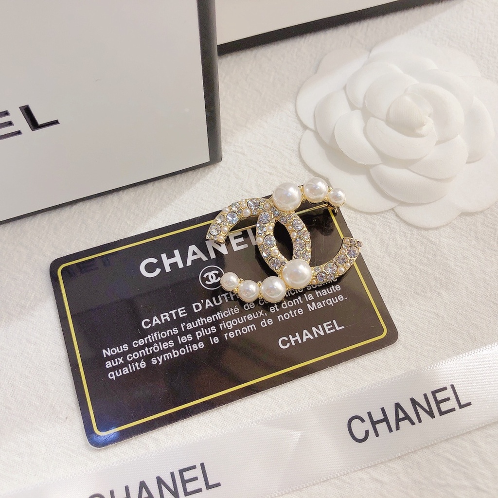 Ghim cài áo hình chữ C đính đá và ngọc trai sang trọng