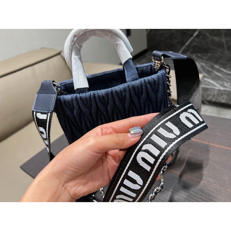 Túi đeo chéo nữ Miu Miu cao cấp dây đeo bản to chất liệu bên ngoài là vải jeans cao cấp