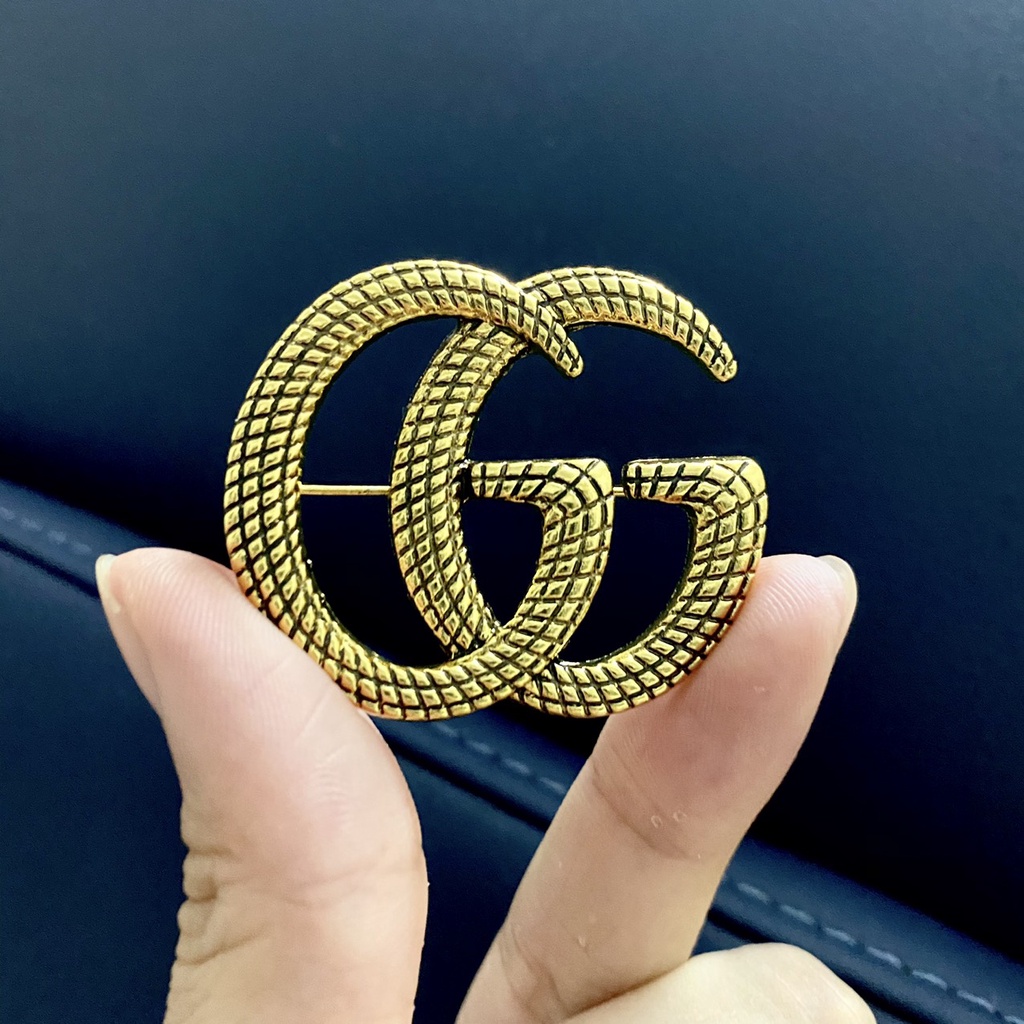 Ghim tag cài áo thương hiệu X G L sang chảnh