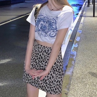 Set áo croptop in hình lệch vai, eo bo chun + chân váy da beo.