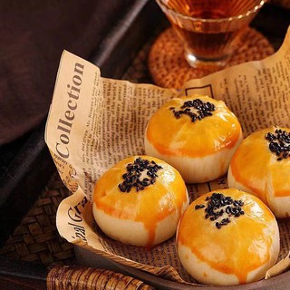 Bánh nhân đậu đỏ trứng muối