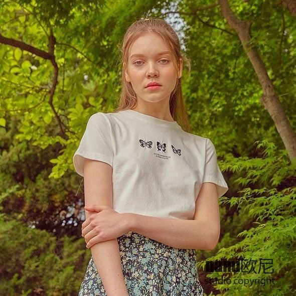 Áo thun cotton trắng cổ tròn cộc tay Jennie in hình butterfly
