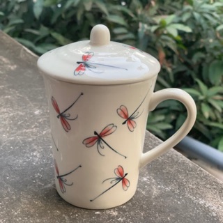 cốc sứ Bát Tràng dung tích 350ml có nắp vẽ chuồn kim màu