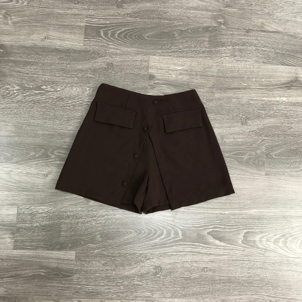 Short H0bbs Vạt đắp đính nút bọc