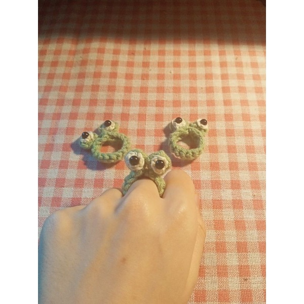 Nhẫn ếch bằng len