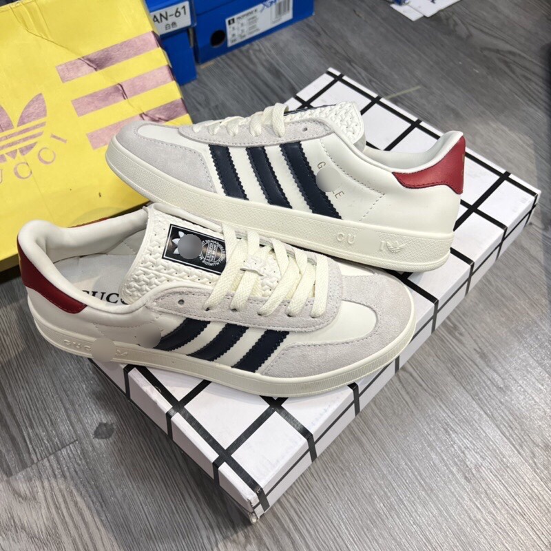 Giày thể thao Sneaker Gu.cci x Adida.s Originals Gazelle , Giầy ads da lộn trắng kem gót đỏ 3 sọc đen