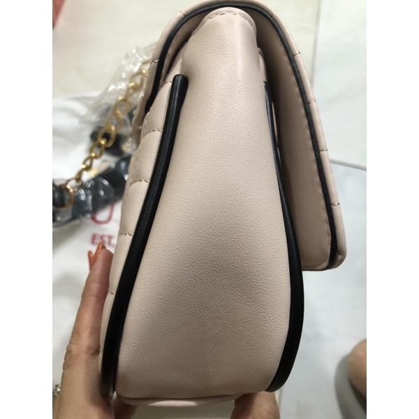 Túi Guess Hồng nhạt.