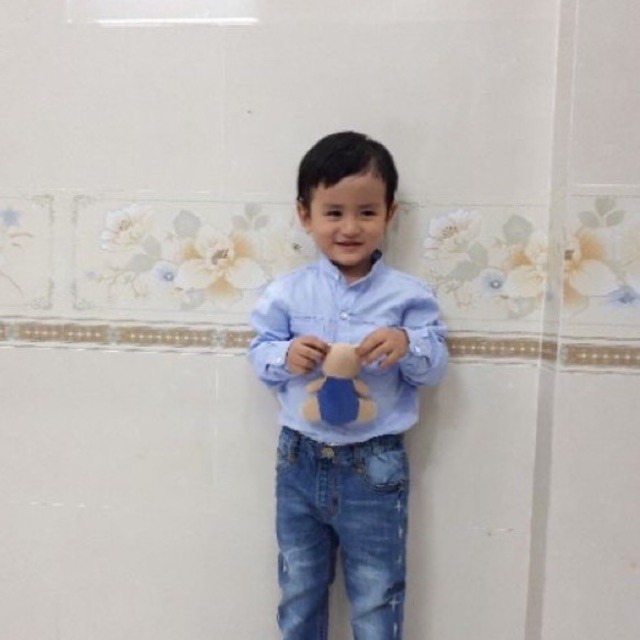 ÁO SƠ MI TRẮNG SOÁI CA CHO BÉ TRAI THÊU TOMY/ NY/ 2 TÚI MẪU MỚI