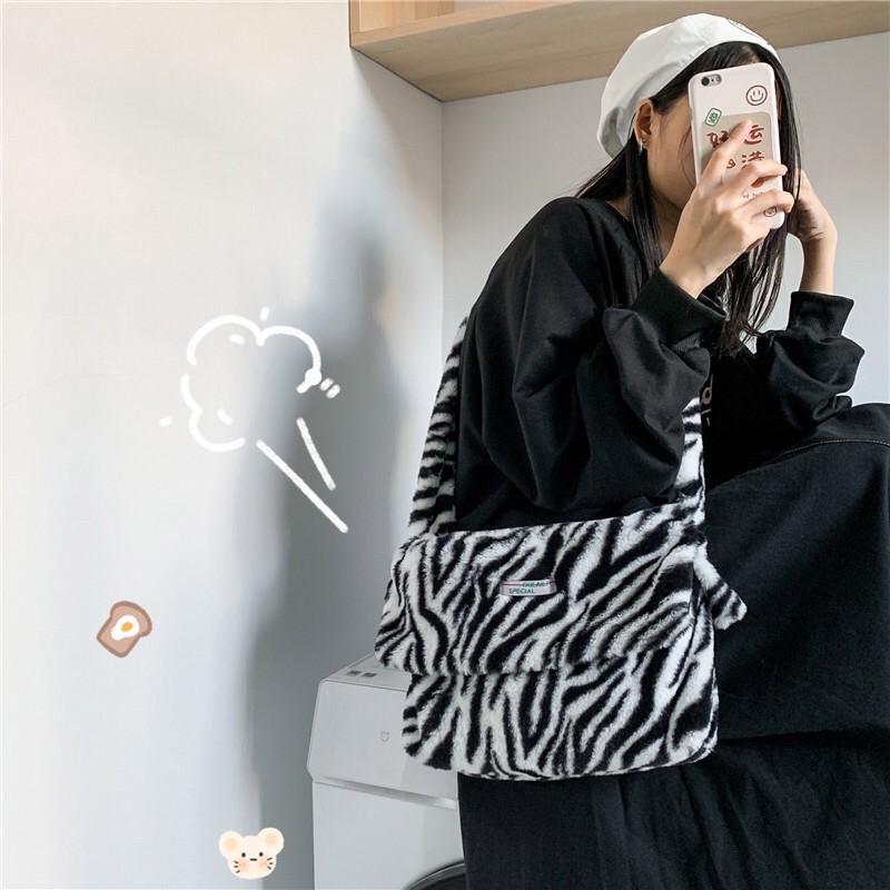 Túi bì thư phối lông họa tiết ngựa vằn ulzzang Hàn siêu hot