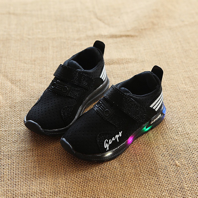 Giày thể thao có đèn LED cho bé