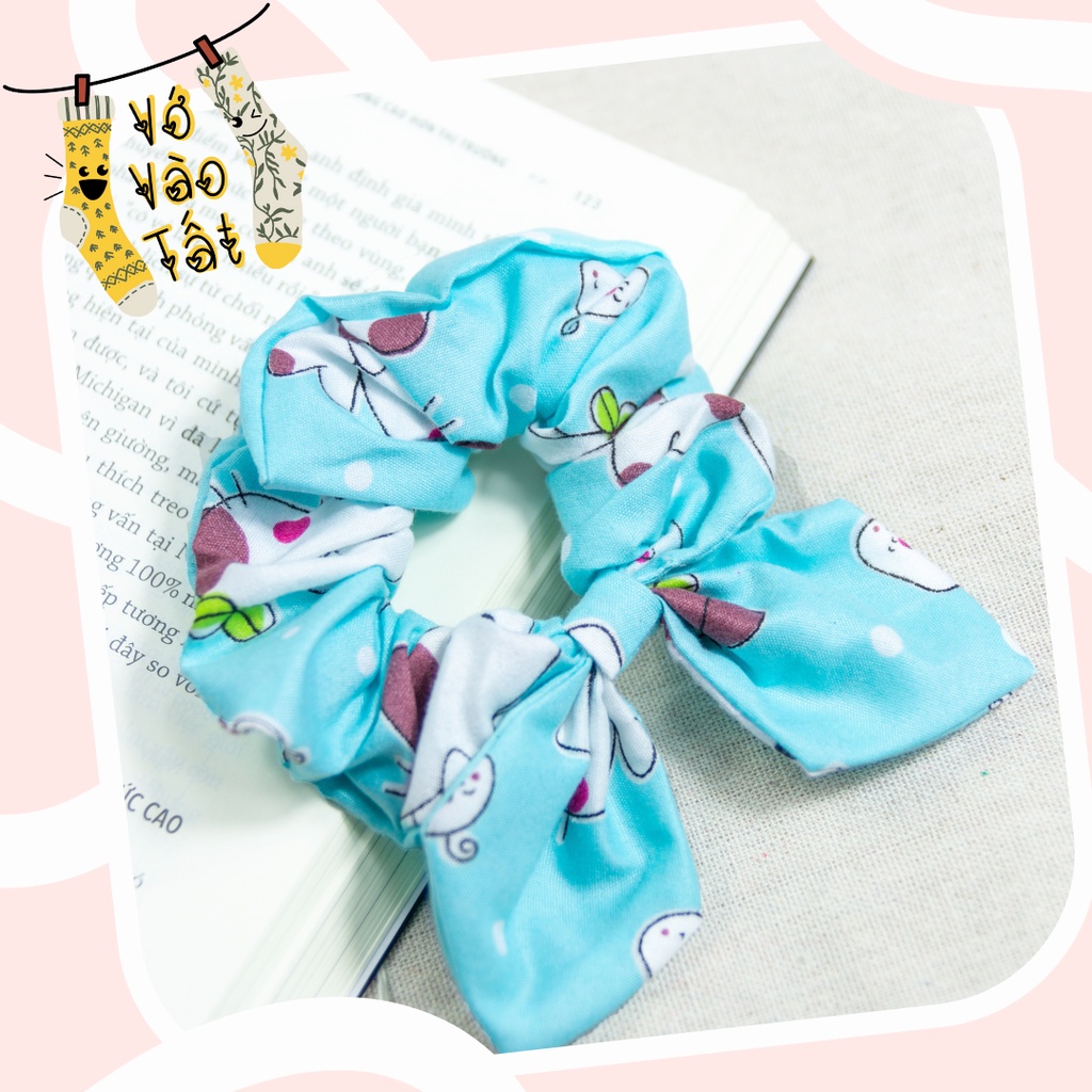 Buộc tóc scrunchies có nơ họa tiết xinh xắn