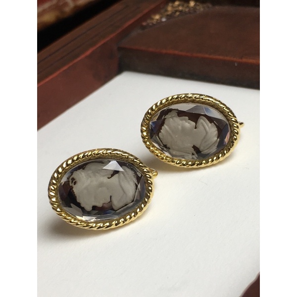 Bông tai kẹp vặn vintage Unicon-cameo cô gái thủy tinh