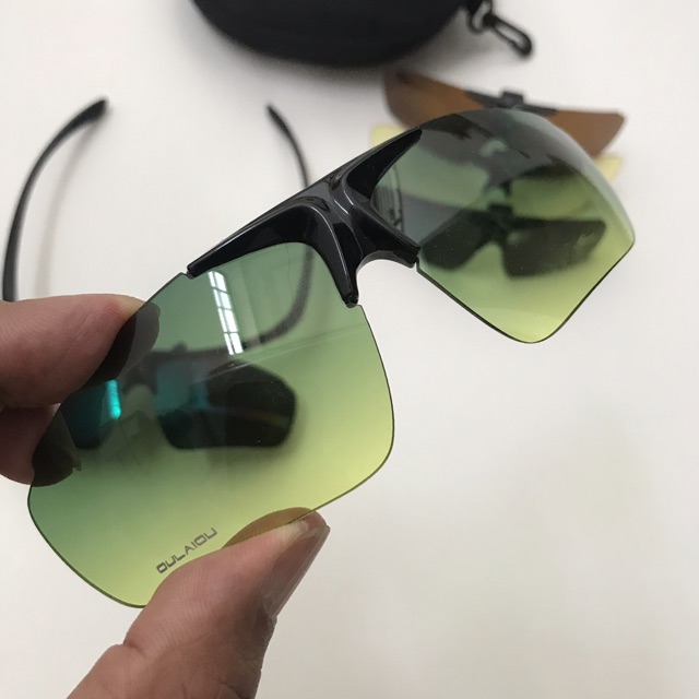 Bộ kính thể thao, kính đi xe đạp, rất tiện lợi khi lật mắt kính lên. | BigBuy360 - bigbuy360.vn