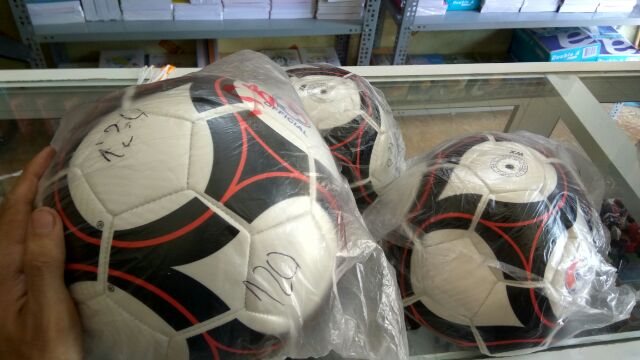 Bóng đá size 5 cho trẻ em, giá 100k
