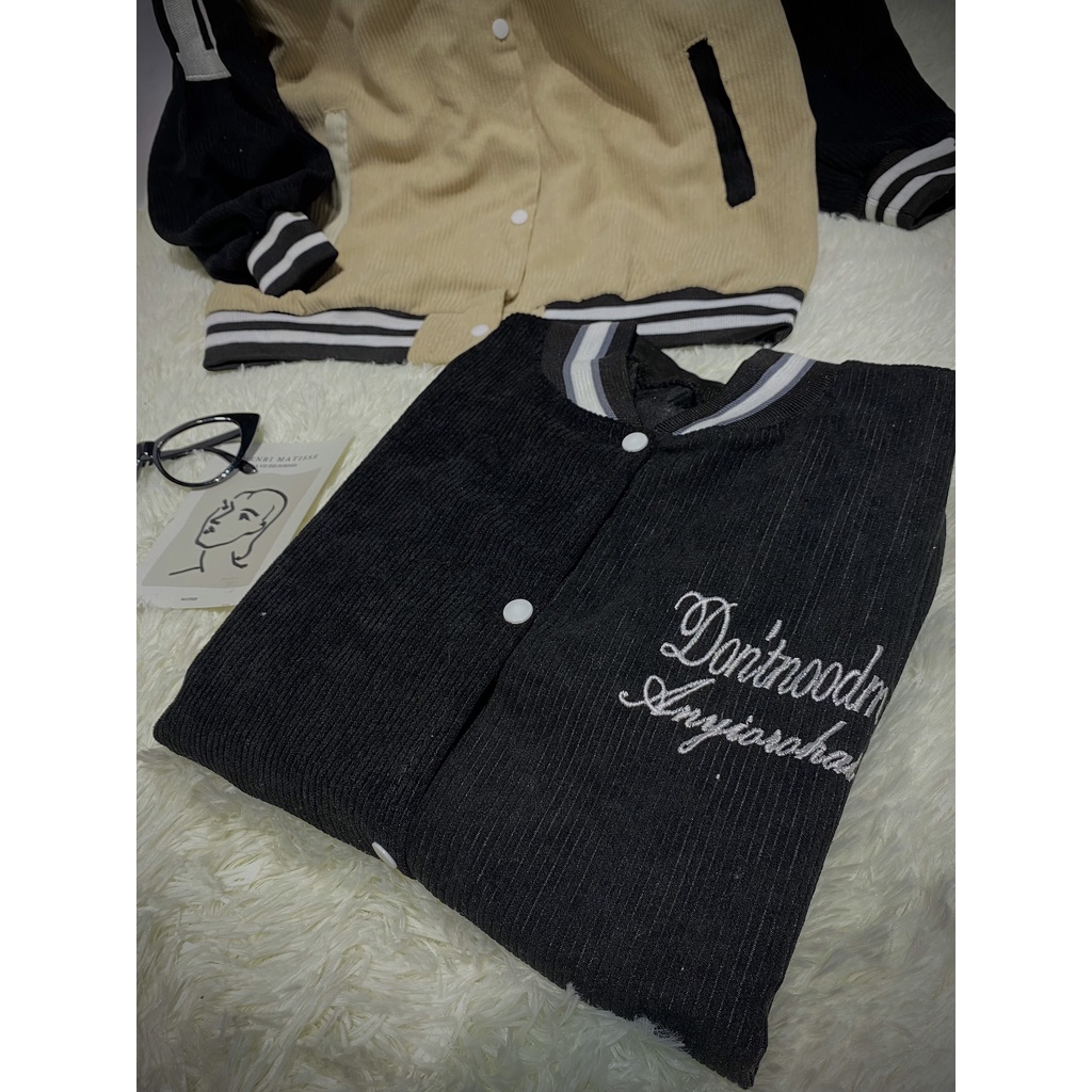 Áo khoác bomber nhung tăm chữ thêu nam nữ phong cách Hàn Quốc