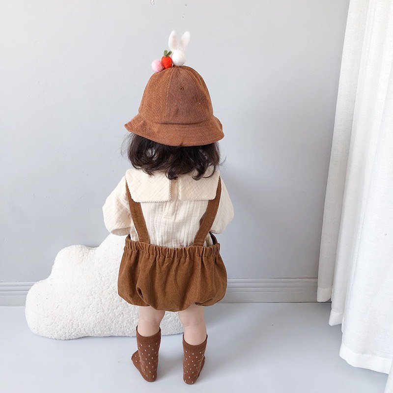 Body yếm nhung kèm áo body đũi muslin thêu sóc cho bé gái phong cách Hàn Quốc