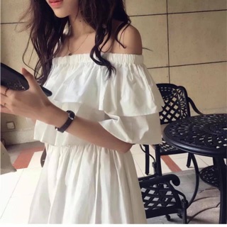 Váy trễ vai trắng
