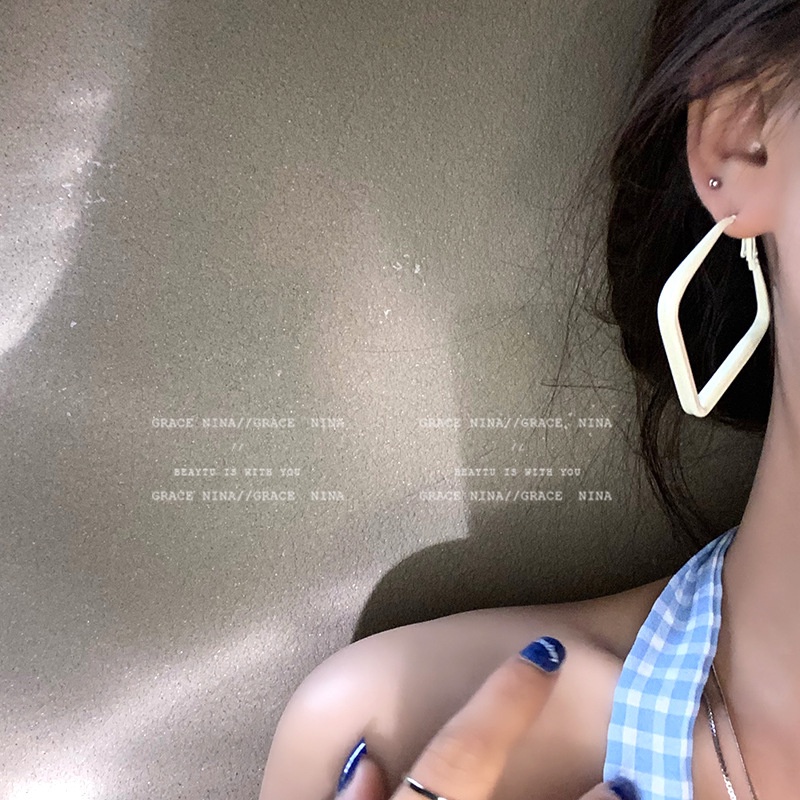 Bông tai Bell Mew khoen vuông mịn lì sang chảnh BT271