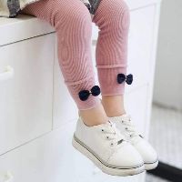 Quần len tăm đính hạt bé gái