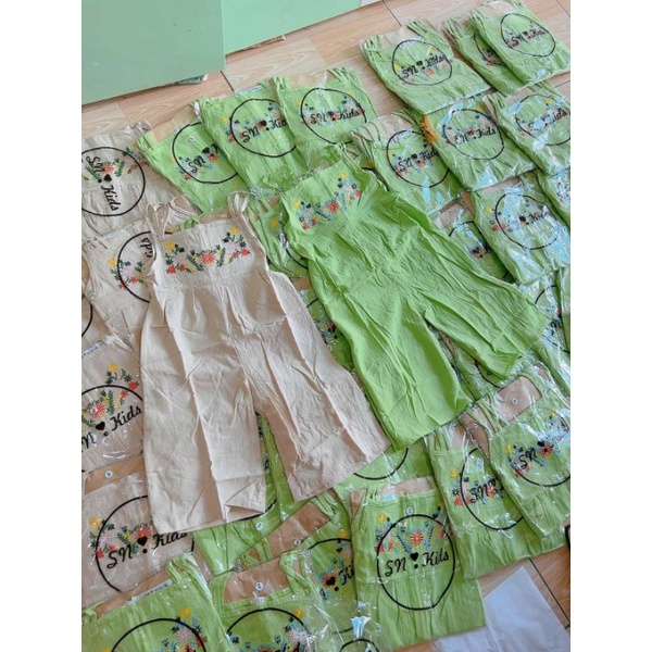Yếm bé gái thêu hoa xinh xắn chất đũi cara mềm mát size 12 - 23ky