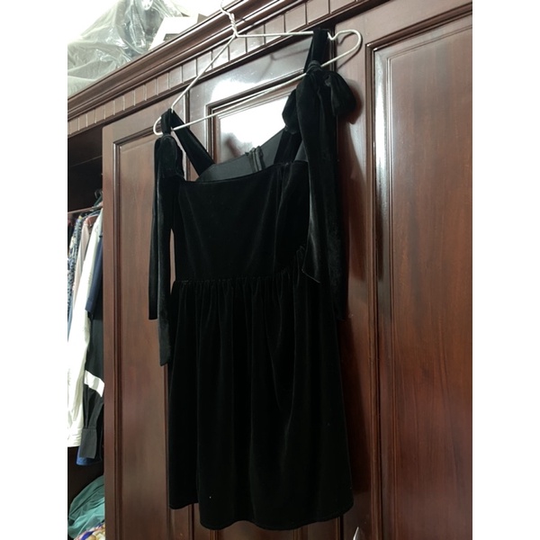 Đầm nhung thiết kế