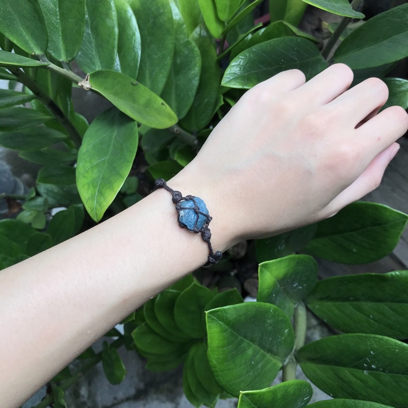 Vòng tay phong thuỷ viên đá xanh dương Aquamarine đan macrame dây điều chỉnh dài ngắn
