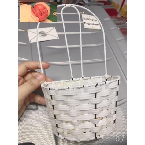 Giỏ mây cắm hoa treo tường