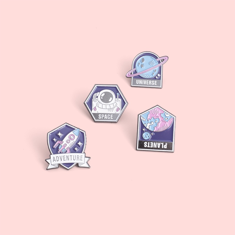 Huy hiệu cài áo hình phi hành gia vũ trụ