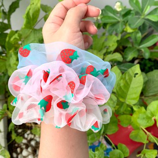 Cột tóc scrunchies dâu tây
