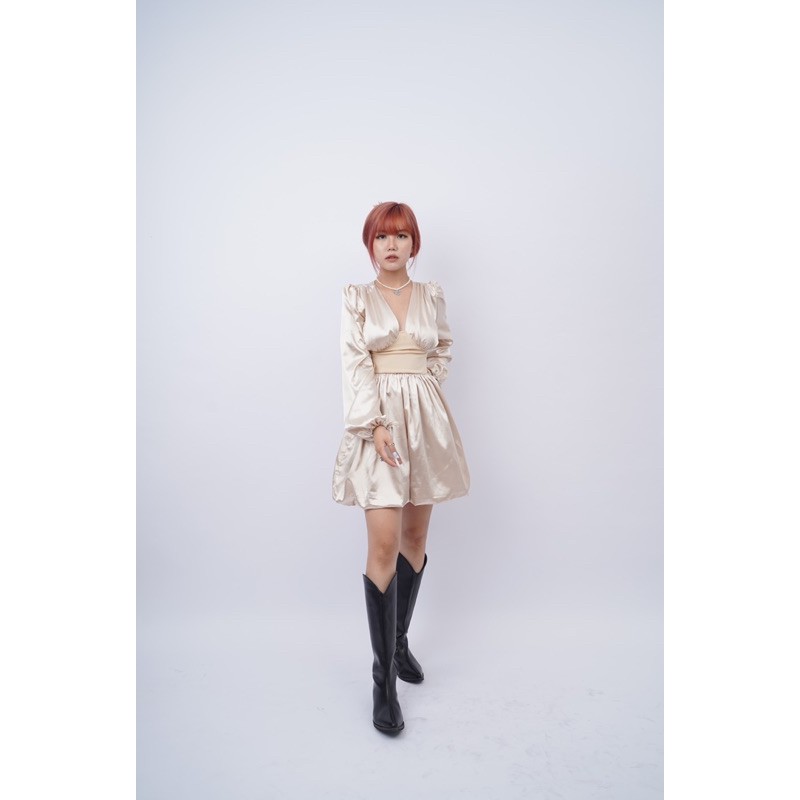 𝗝𝘂𝗹𝗶𝗲𝘁𝘁𝗲 𝗗𝗿𝗲𝘀𝘀 Váy đuôi bồng cổ V xẻ tinh tế sang chảnh