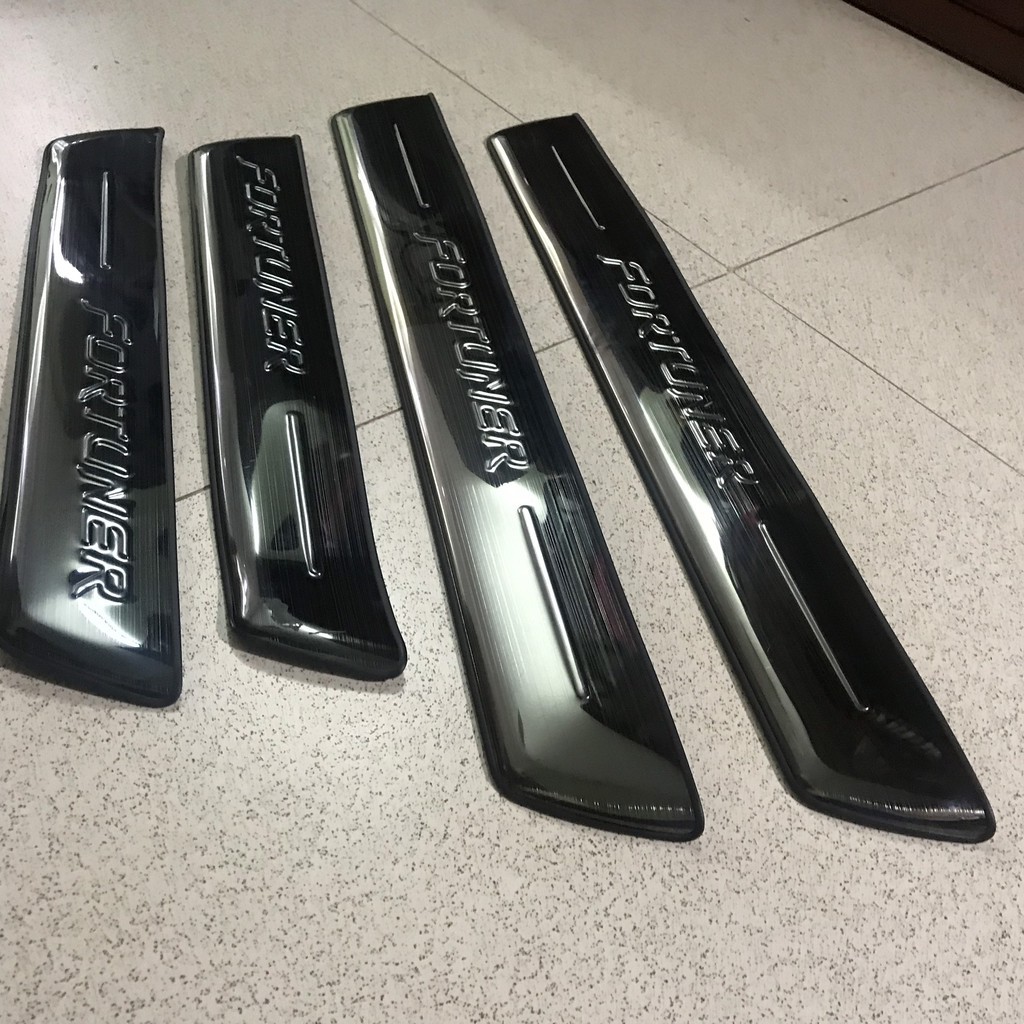 Nẹp bước chân, ốp bậc cửa xe Toyota Fortuner 2018 2019 2020 2021 Mẫu Titan