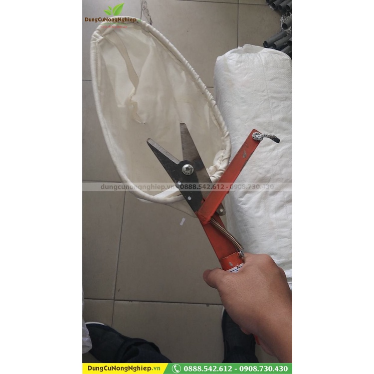 Lồng hái trái trên cao có dây giật