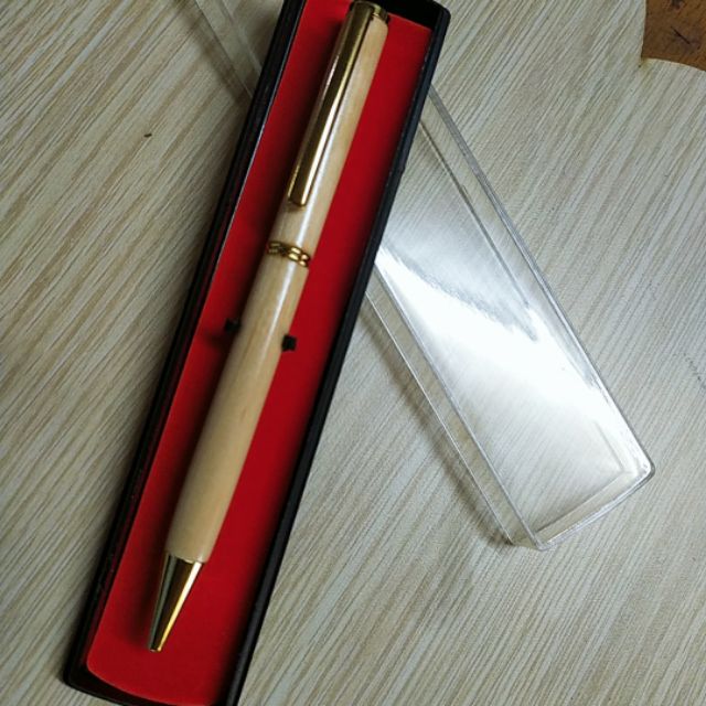 Bút gỗ khắc tên