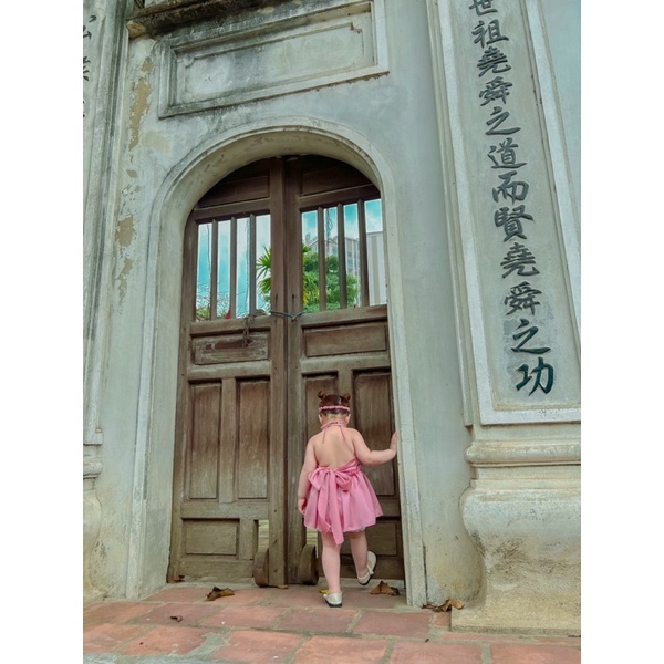 Váy yếm nơ hồng
