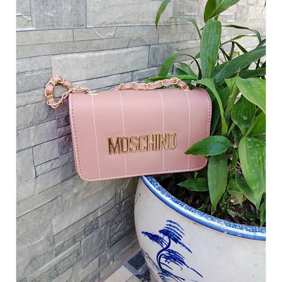 Túi đeo chéo gắn chữ Moschino