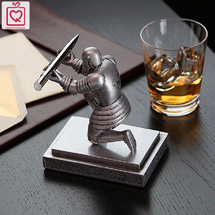 Giá đỡ bút ký kiêm chặn giấy hiệp sĩ Knight bạc để bàn sang trọng - Kèm bút bi kim loại