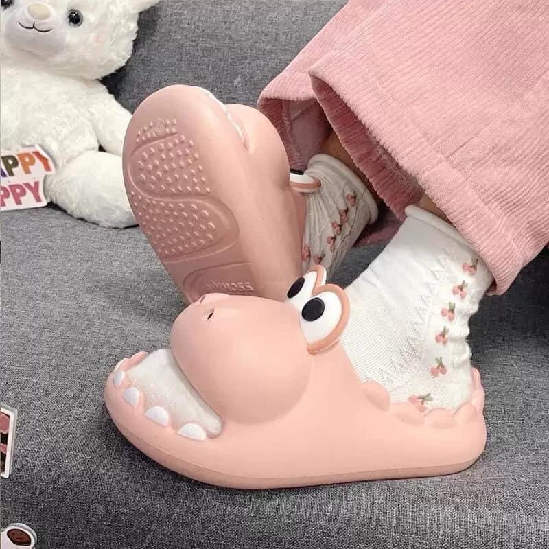 Dép cá sấu siêu đáng yêu.