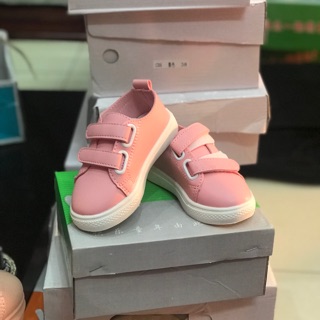 Giày thể thao màu hồng dành cho bé gái