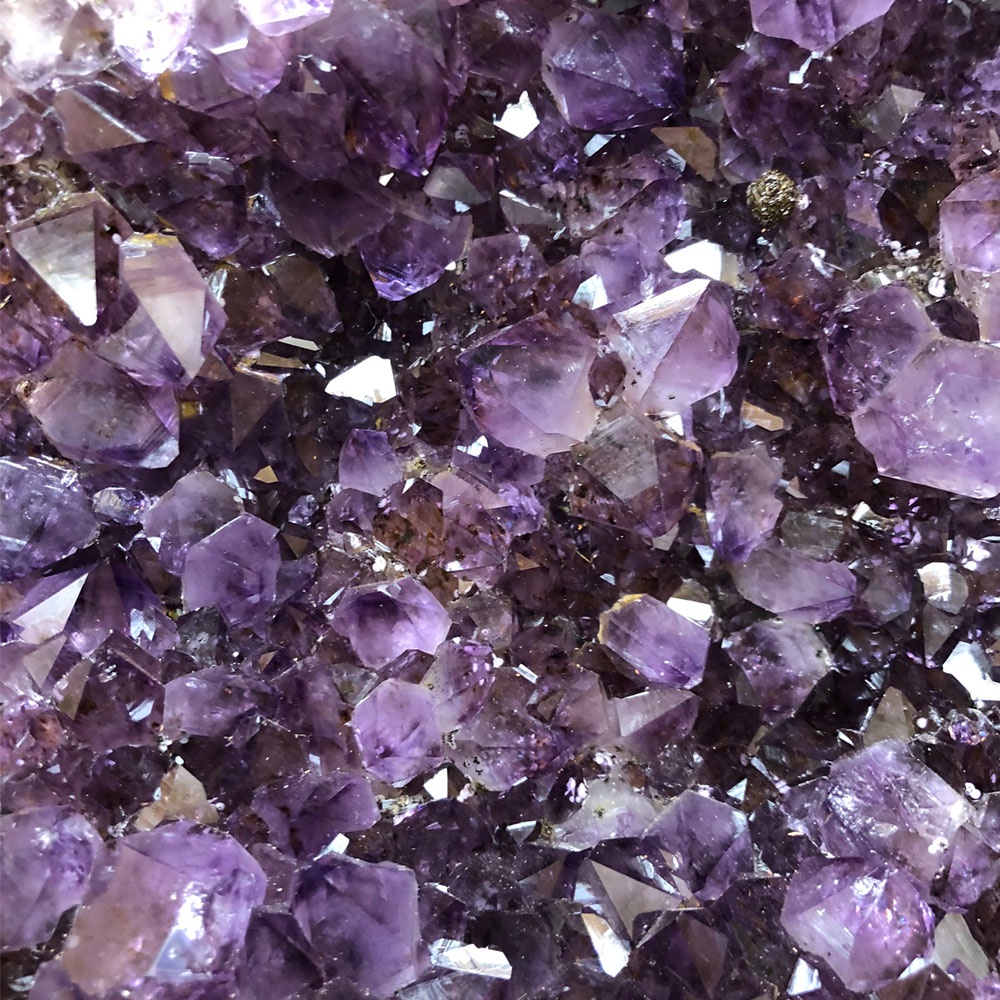 - Động Tinh Thể Tím Tự Nhiên VIP 6A - Kích Thước 41 x 32 cm x 18.8 Kg - Phong Thủy Thành Đô