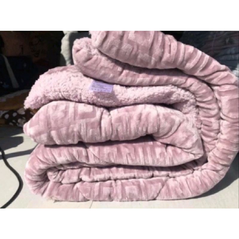 CHĂN LÔNG CỪU CHỮ VẠN CAO CẤP