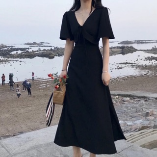 Đầm đen xoè