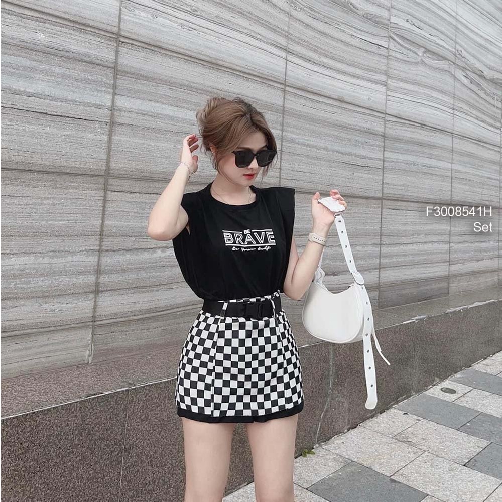 Set áo thun đen in chữ sát nách phối chân váy ngắn caro