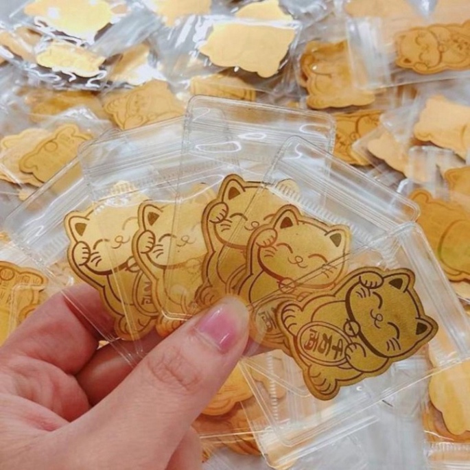 Mèo Thần Tài gắn ốp lưng Mạ Vàng Mang Tới Tài Lộc Chiêu May Mắn Phong Thủy Cho Người Sử Dụng