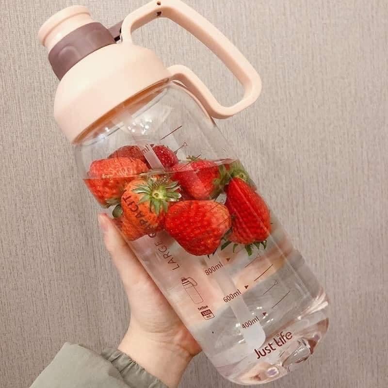 Bình Đựng Nước Nhựa Cỡ Lớn 1800ml Có Vạch Kẻ Chia Dung Tích Và Ống Hút Tiện Dụng