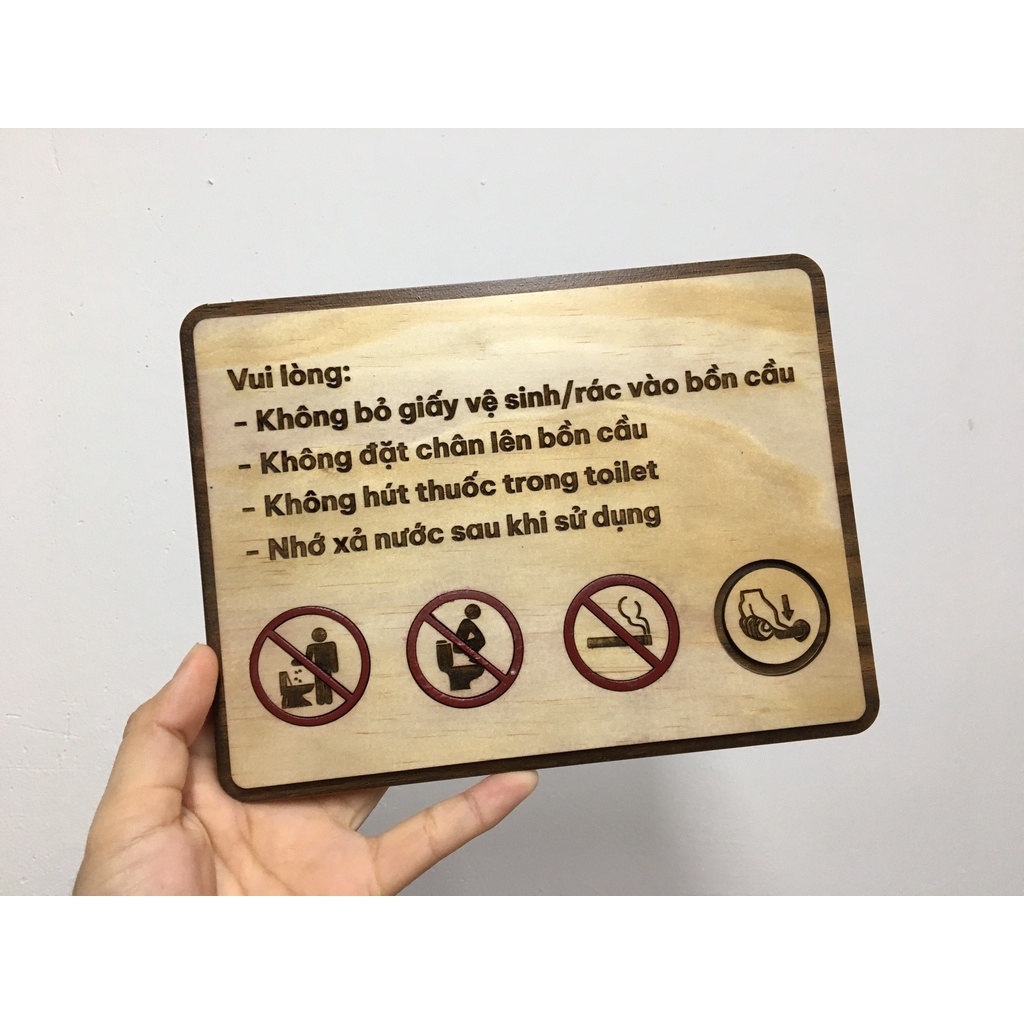 Bảng thông báo không đặt chân lên bồn cầu ,không bỏ giấy vệ sinh