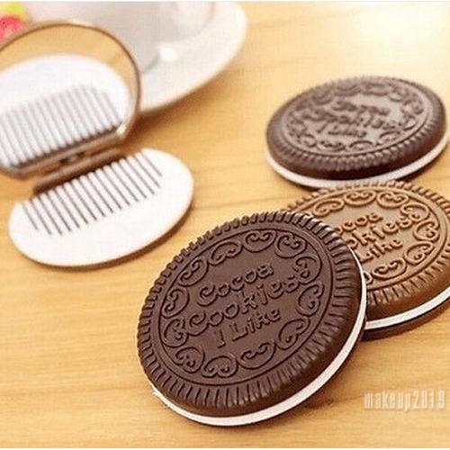 Bộ gồm gương và lược bỏ túi hình bánh quy mini xinh xắn