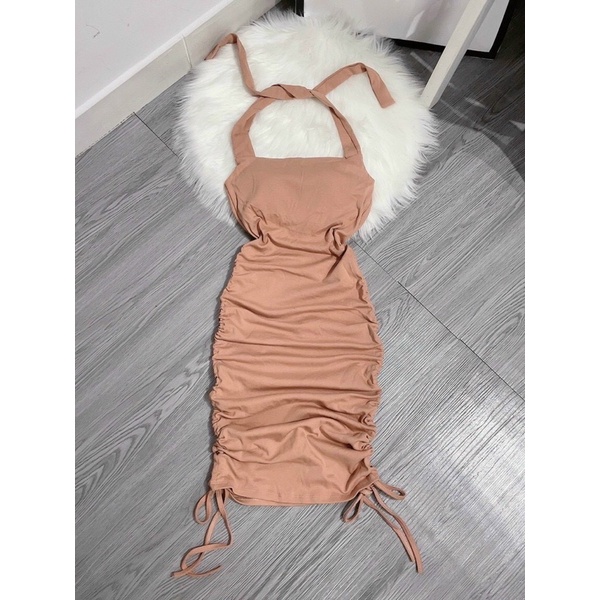 Đầm body cổ yếm